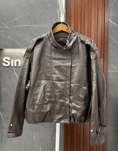 جاكيت جلد قصير